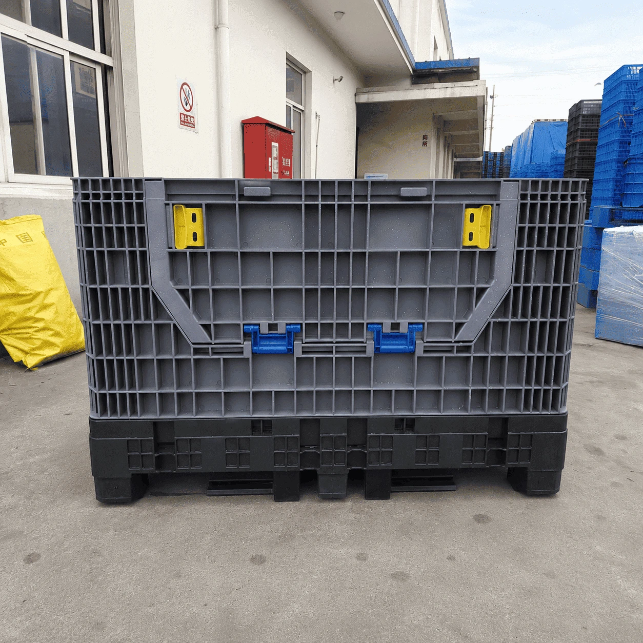 Collapsible-Bulk-Container-With-Lid_Front-View_Full-Assembly Collapsible-Bulk-Container-With-Lid_Front-View_Full-Assembly