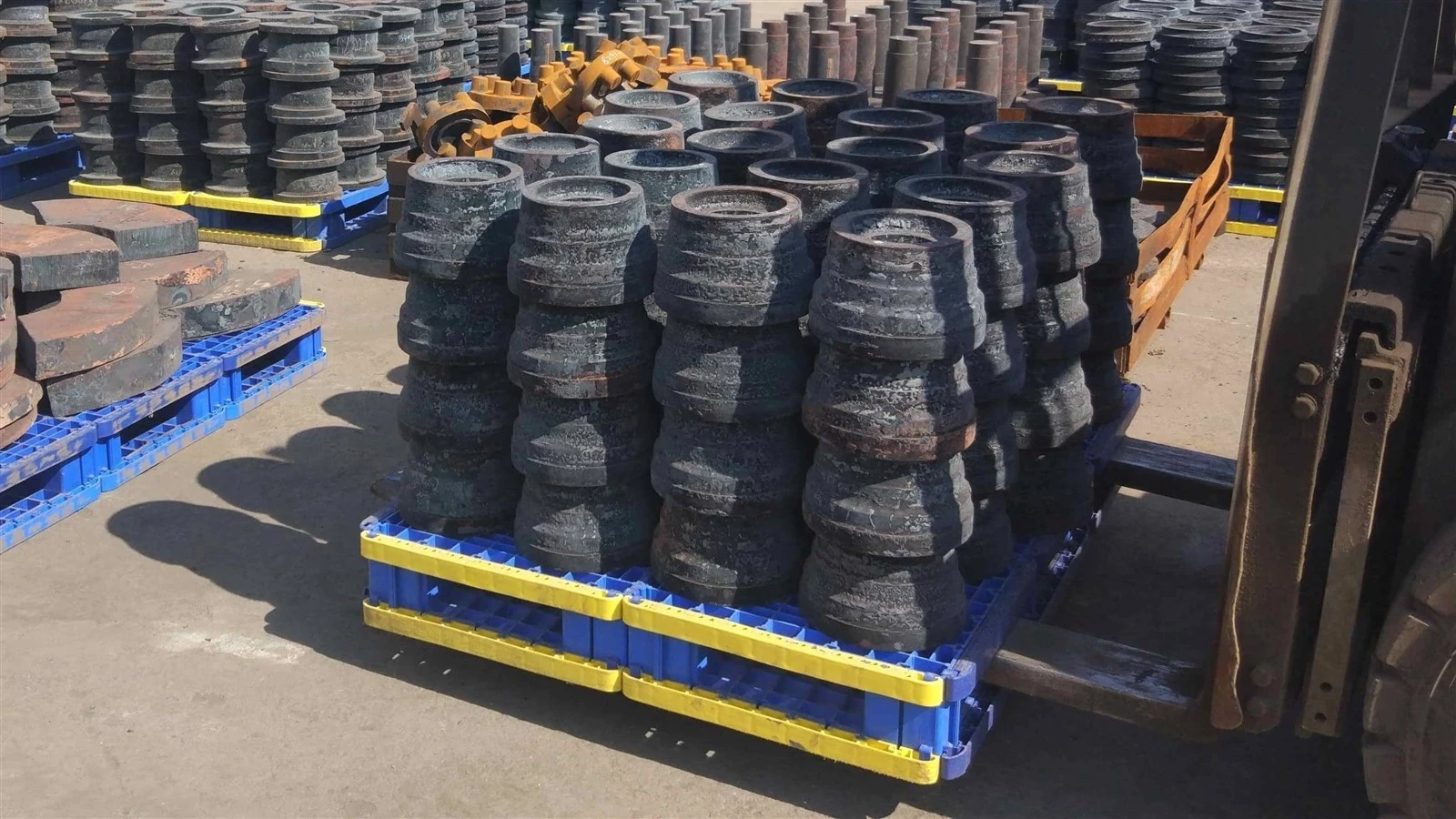 stackable-plastic-pallet-retaining-edge-tire-heavy-cargo-forklift-application stackable-plastic-pallet-retaining-edge-tire-heavy-cargo-forklift-application