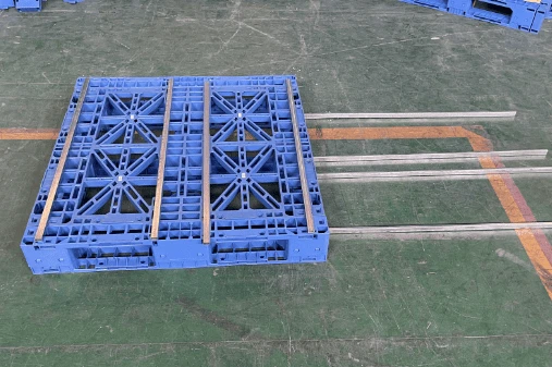 stackable-plastic-pallet-steel-reinforcement-top-view-warehouse-floor stackable-plastic-pallet-steel-reinforcement-top-view-warehouse-floor