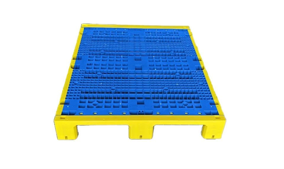 Stackable Plastic Pallet With Retaining Edge